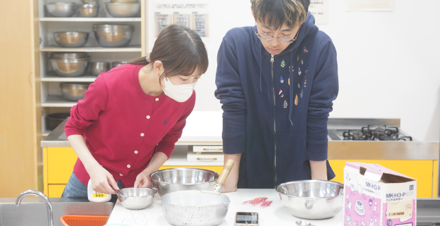 部員の小林葵さん(写真左)と栗原拓也さん(写真右)