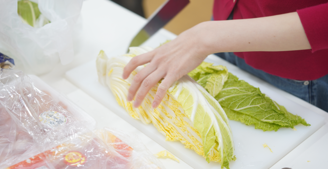 手際良く白菜をカット