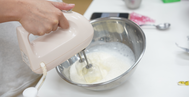 生クリームをまぜまぜ