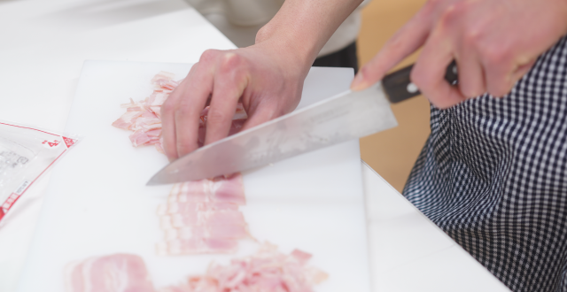 ベーコンを丁寧に細切りに