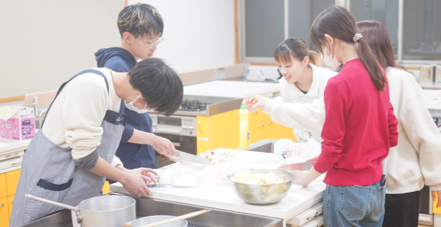 レシピを見ながら楽しそうに調理