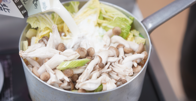 鍋にたっぷりの牛乳を