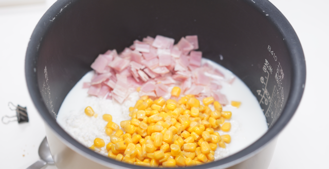ご飯を牛乳で炊き込みます