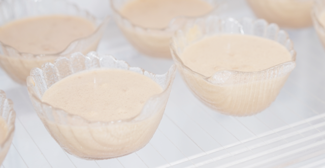 冷蔵庫で固まるのを待つミルクプリン