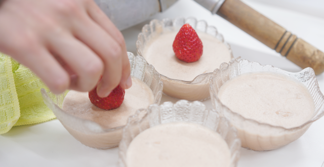 ミルクプリンにいちごをのせて最後の仕上げ