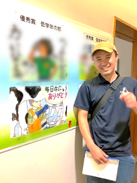 原正則さん 娘さんの力作(写真下)と一緒に「はいミルク」!