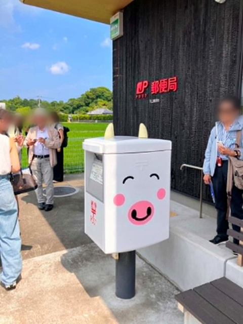 モ~と鳴く!?白牛さんポストに皆さん興味津々